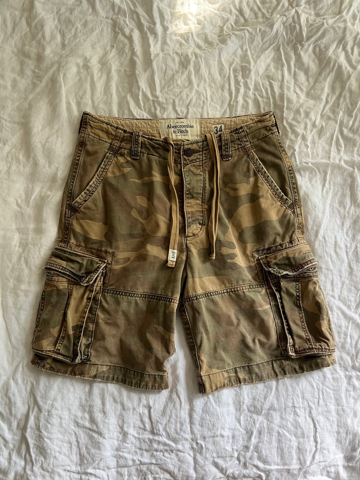 ABERCROMBIE & FITCH CARGO SHORTS 34 CAMO